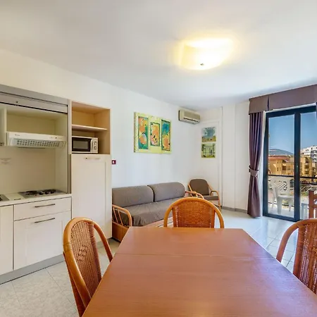 Charming Rina Sea 1 Bedroom Air-con Wifi Sleeps 4 Persons