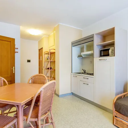 Charming Rina Sea 1 Bedroom Air-con Wifi Sleeps 4 Persons Apartament *
