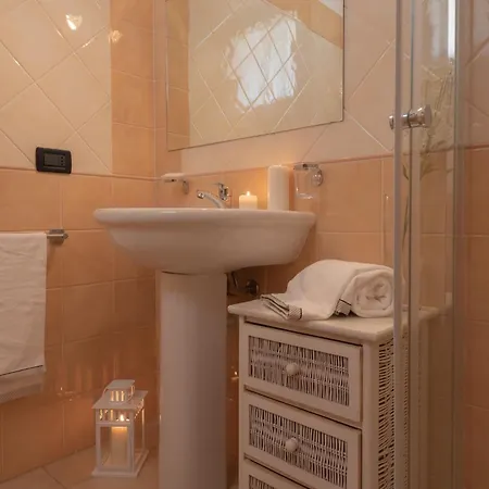 Charming Rina Sea 1 Bedroom Air-con Wifi Sleeps 4 Persons Apartament *